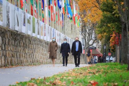 Aragonès, la consellera Victòria Alsina i el delegat a França, Daniel Camós, a la Unesco a París.