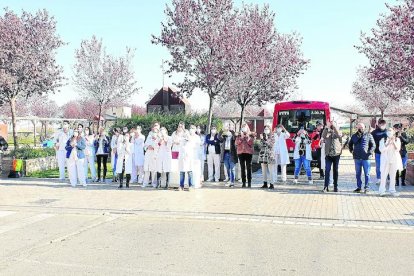 Médicos, enfermeros y usuarios del hospital salieron a la calle para observar la pancarta.