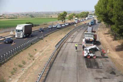 Imatge d'arxiu de les obres per reformar el paviment de l'A-2.