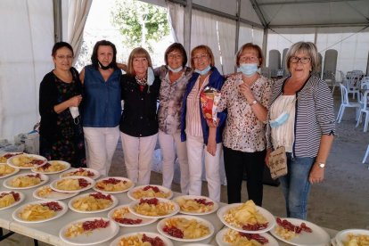 Algunas de las integrantes de la Associació de Dones Madrones, que organizaron el vermut el domingo.