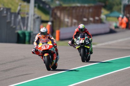 Marc Márquez roda davant d’Aleix Espargaró durant la sessió de lliures a Alemanya.