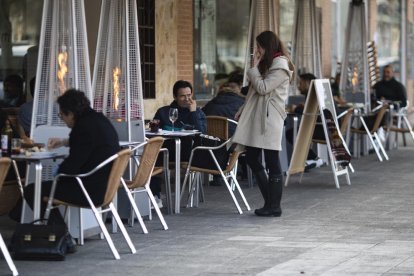 Clients consumint en una terrassa d'un bar de Carabanchel, a Madrid.