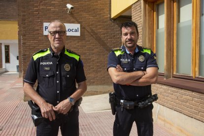 El cabo Antoni Gutiérrez, a la izquierda, con el subinspector de la Policía Local Àlex Dalgui. 