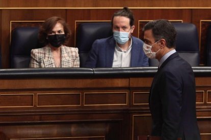 Pedro Sánchez passa per davant de Pablo Iglesias al Congrés.