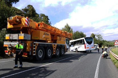 Mossos d'Esquadra i vehicle sinistrat en l'accident que ha causat la mort d'un conductor d'autobusos a la C-14, a l'altura d'Alcover (Alt Camp).