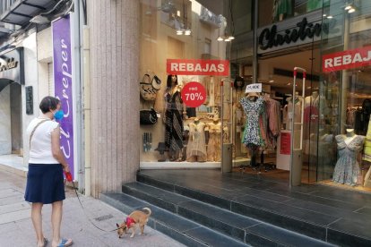 Un dels comerços que publiciten rebaixes a l’Eix Comercial.