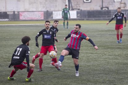 El local Izán pugna con un rival en un balón dividido .