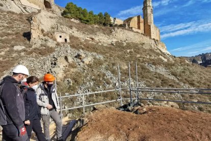 Los técnicos y arqueólogos en una visita ayer a las obras. 