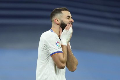 Karim Benzema se lamenta de una ocasión fallada frente al Cádiz.