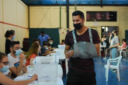 Un hombre acude a uno de los 2.500 centros de votación que había en todo el país.