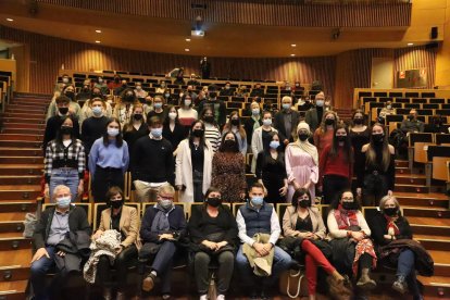 Foto familiar dels guanyadors i els tutors a l’auditori del campus de Cappont.