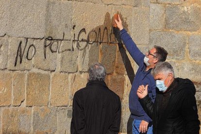 Limpieza de la pintada en la catedral de La Seu d’Urgell. 