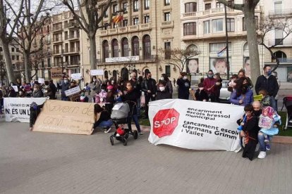 Un instante de la protesta ante la Paeria.