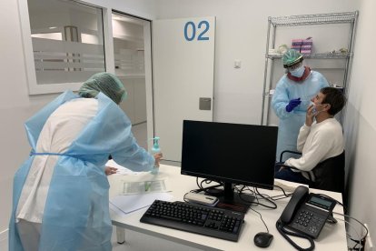 Una prueba PCR en el nuevo edificio del hospital Arnau.