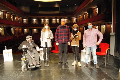 Los ponentes, junto con el presidente de Acudam, Jordi Garriga y la presentadora del acto, Rut Camí. 