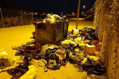 Imagen de contenedores de la zona tras el mercadillo. 