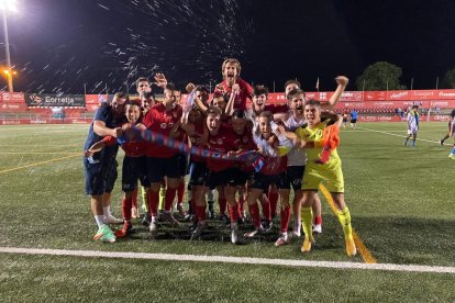 La plantilla del Balaguer celebra el pas a la final.