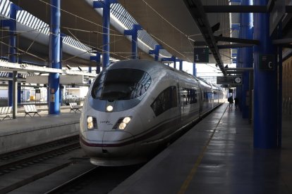 Un AVE llegando a la estación de Lleida. 