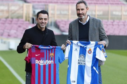 Xavi i Vicente Moreno, tècnic de l’Espanyol, durant la tradicional imatge prèvia al derbi.