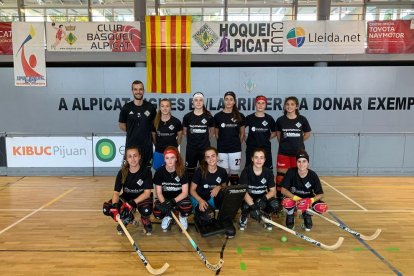 La plantilla de l’Alpicat femení, amb el seu tècnic Miquel Serret, ahir abans de l’entrenament.