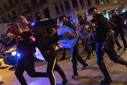 Agentes de los Mossos tratando de dispersar la manifestación en apoyo a Hasél, anoche en Barcelona.