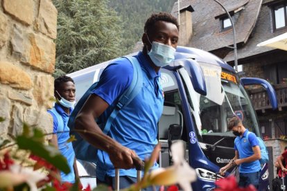 La plantilla del Lleida a su llegada ayer a la Val d’Aran.