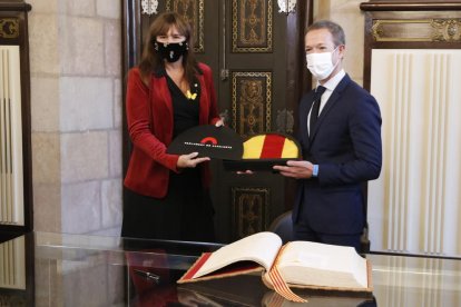 Laura Borràs entrega una senyera a Ander Gil durant la seua visita.