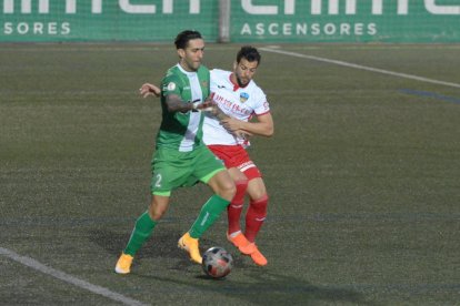 Nico Van Rijn intenta frenar al local Víctor Fernández.