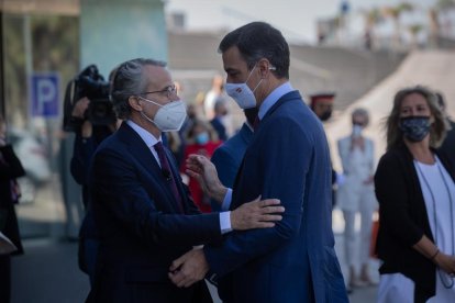 Sánchez va ser rebut a l’arribar a la reunió del Cercle d’Economia pel director, Javier Faus.