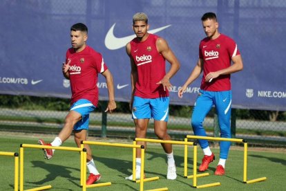 Jordi Alba y sus compañeros durante un ejercicio del entrenamiento del Barça en la Ciutat Esportiva.