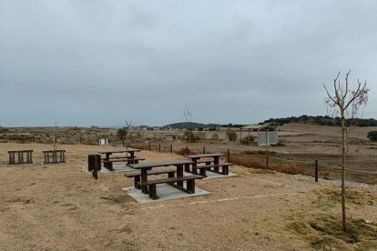 La zona ja compta amb bancs i un pàrquing de bicis.