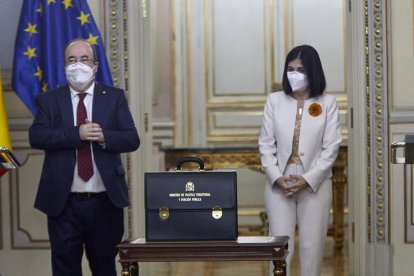 Iceta y Darias durante el acto de traspaso de la cartera del ministerio de Política Territorial.