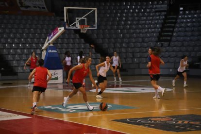 El CB Lleida durante el primer entrenamiento en el Barris Nord, reforzado con varias canteranas.