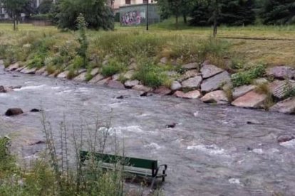 Un dels bancs al curs del riu Garona a Vielha.