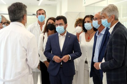 El president Aragonès, junto al conseller Argimon, ayer, visitando el Hospital de Sant Joan Despí.