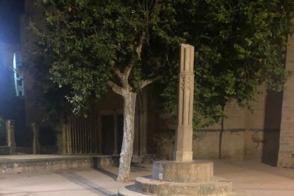 Un home s'enfila i tira a terra la creu medieval del monestir de Sant Cugat del Vallès