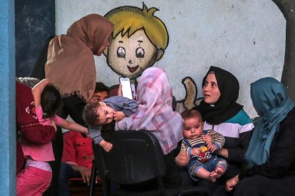 Palestines i els seus fills refugiats en una escola de l’ONU.