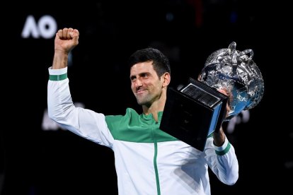 Djokovic fulmina a Medvedev y levanta su noveno Open de Australia