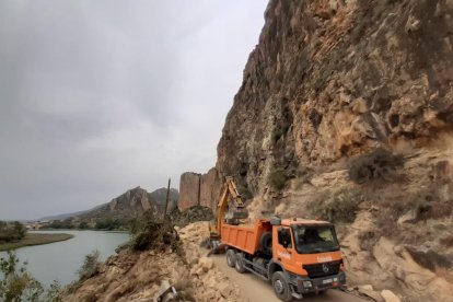 Maquinària pesant treballant a la carretera LV-9047 entre Sant Llorenç de Montgai i Camarasa on hi ha hagut caigudes de roques a causa d'uns treballs de sanejament.