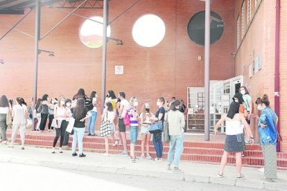 Aspirantes a alguna de las plazas docentes, ayer frente al instituto  Torre Vicens.