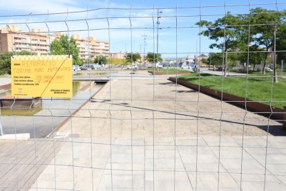 Retirado un tramo de las tarimas de madera del Parc de les Vies 