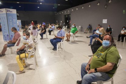 Segundas dosis de AstraZeneca en Tàrrega  -  El departamento de Salud empezó ayer a administrar la segunda dosis de la vacuna de AstraZeneca en el Espai MerCAT de Tàrrega a la franja de edad de entre 60 y 69 años, que a partir de ahora se aplic ...