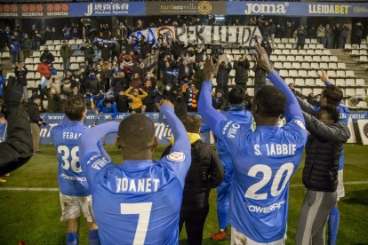 Els jugadors del Lleida celebren el triomf contra el Brea amb els aficionats que van aconseguir entrar.