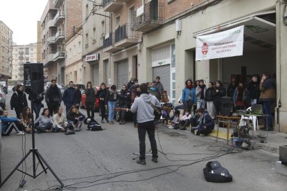 Diverses persones van assistir al vermut musical.