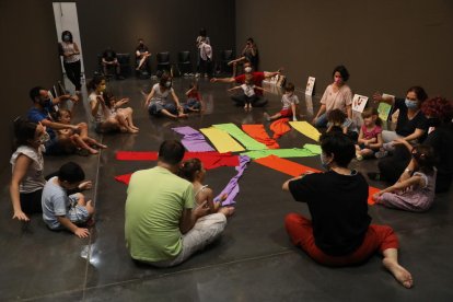 Un dels tallers artístics per a famílies amb petits, ahir al Museu de Lleida.