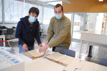 L’alcalde del Palau d’Anglesola, Francesc Balcells, i el director de l’Arxiu del Pla, Daniel Vilarrubias.