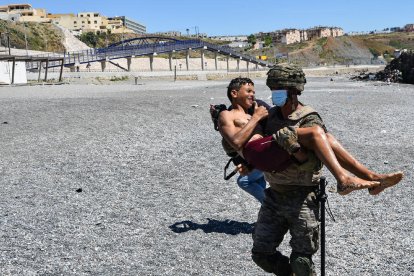 Agents de la policia de Ceuta acompanyen menors a les naus habilitades per al seu acollida