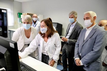 La visita al laboratori de genètica de la Vall d’Hebron, ahir.