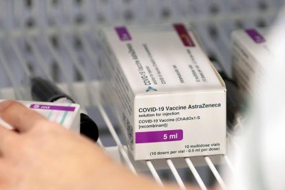 Imagen de una caja de vacunas contra la Covid de AstraZeneca.