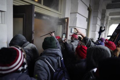 Simpatizantes del expresidente Trump irrumpiendo en el Capitolio el pasado 6 de enero.